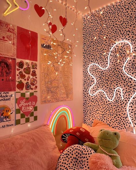 Looking to add some color and flair to your room? Then this TikTok trend is *def* for you! Squiggle lights are the cutest way to cultivate an eccentric vibe in your space. Prepare to find all the deets on this (actually lit) DIY that's going to make your room srsly glow. PC: @thesydneyhargrove on Instagram Eccentric Bedroom, New Room Decor, Eccentric Home, Room Decor College, Tiktok Room, Flexible Led Strip Lights, Dorm Room Inspiration, Cool Wall Art, Diy Crafts Room Decor