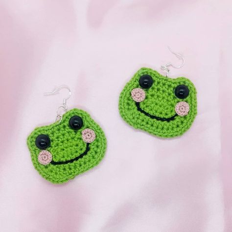 Crochet Frog Earrings, Uñas Kuromi, Crochet Craft Fair, Crochet Jewelry Necklace, Frog Earrings, Crochet Jewelry Patterns, Crochet Frog, Crochet Earrings Pattern, Crochet Shop