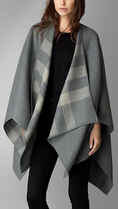 Turtleneck Poncho, Pull Oversize, Burberry Scarf, Ladies Poncho, Wool Poncho, British Outfits, Grunge Look, Wool Wrap, Cape Coat