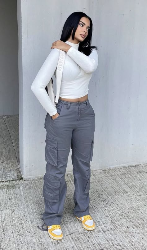 Trash Bag Pants Outfit, Gray Cargo Pants Outfit, Grey Cargo Pants Outfit, Cargo Pant Outfit, Outif Ideas, Mode Zara, Outfit Simple, Cargo Pants Outfit, Plain White Tee