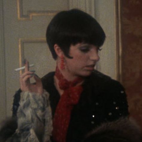 Sally Bowles Liza Minnelli, Liza Minnelli Cabaret, Liza Core, Emcee Cabaret, Cabaret Outfit, Cabaret Movie, Cabaret 1972, Sally Bowles, Cabaret Musical