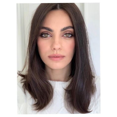 Mila Kunis Long Bob Haircut Is The Perfect Length Choppy Bob Hairstyles, Long Bob Haircuts, Lob Haircut, Bob Hairstyles For Fine Hair, Mila Kunis, Long Bob Hairstyles, Trending Hairstyles, Bob Haircut, Long Bob