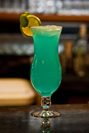 Diário Adolescente: Receitas de drinks para festas Beautiful Drinks, Blue Margarita, Bar Shed, Vanilla Sky, Julia Child, Fun Baking Recipes, Daiquiri, Drink Me, Frozen Banana