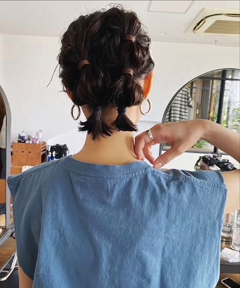 Hair Curls, Hair Arrange, Hairdos For Short Hair, Peinados Fáciles Para Cabello Corto, Layered Bob, Penteado Cabelo Curto, Hoco Hair Ideas, High Ponytails, Hoco Hair