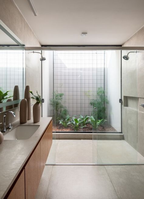 Japanese Restroom Design, Bathroom Courtyard, Jungle Bathroom, Bunker Home, Chainsaw Sharpener, Restroom Design, Natural Bathroom, Courtyard Design, Weekend House