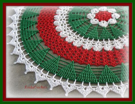 Linda Crochets: Christmas Tree Doily Crochet Rustic Christmas, Rustic Christmas Tree Ornaments, Christmas Doily, Christmas Tree Decorated, Christmas Crochet Patterns Free, Free Crochet Doily Patterns, Crochet Snowflake Pattern, Crochet Placemats, Crochet Cushion Cover