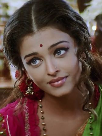 When someone has eyes that are filled with passion and intensity, it's as if they have the power to set the world on fire with a single look. Aishwarya Rai Makeup, ऐश्वर्या राय, Aishwarya Rai Pictures, Bollywood Makeup, Aishwarya Rai Photo, Most Beautiful Eyes, Indian Woman, Vintage Bollywood, Anushka Sharma