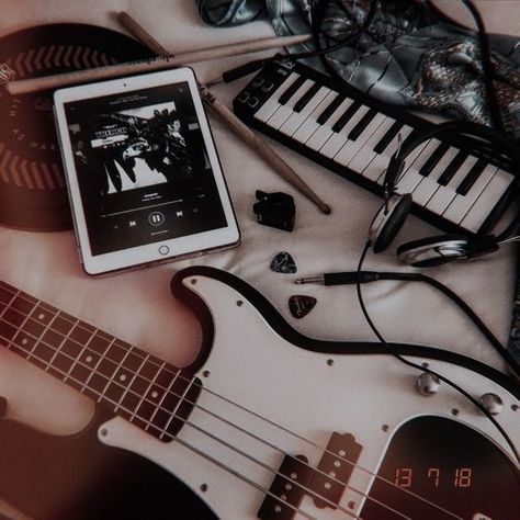 Guitar Music Aesthetic, Electric Guitar Music, Musician Aesthetic, Music Aesthetics, Tony Perry, Guitar Aesthetic, Good Charlotte, Band Au, Rock Aesthetic