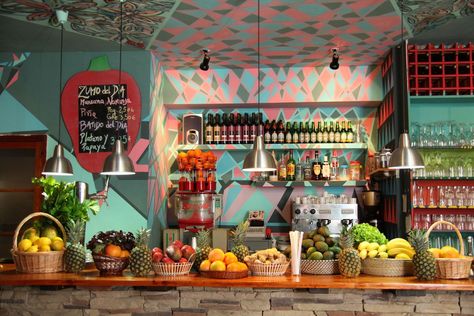 Read our guide to the best vegetarian and vegan restaurants in Barcelona. In a city famous for chorizo, cheese and seafood, it can be hard getting by as a vegan or veggie. But we've got you covered from Tapas to Paella and everything in between. Veggie Restaurant, Sangria Bar, Restaurants In Barcelona, Barcelona Restaurants, Vegan Guide, Easy Recipes For Beginners, Smoothie Bar, Vegan Meal Plans, Vegan Travel