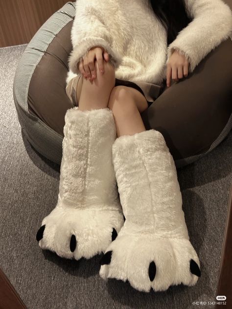 Slippers Aesthetic, Fluffy Shoes, Shoes Korean, Pretty Shoes Sneakers, Cute Slippers, Fur Accessories, Casual Preppy Outfits, Embellished Denim, Aesthetic Shoes