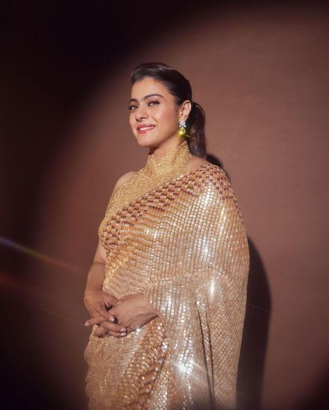 35+ Sequin Sarees That We Are Lusting Over For Wedding Season - Pyaari Weddings Golden Sequin Saree, Saree Bollywood Fashion, Blue Sequin Saree, Pink Sequin Saree, Black Sequin Saree, Manish Malhotra Saree, Manish Fashion, Bollywood Glamour, Golden Saree