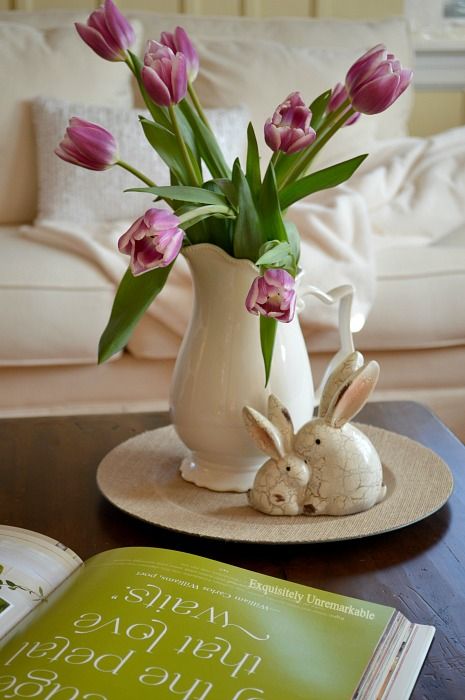 Easy Easter Decorating Ideas With Tulips Easter Vibes, Tulip Decor, Easy Easter Decorations, Spring Decorating, Easter Decorations Dollar Store, Easter Decorations Vintage, Easter Decorations Christian, Easter Decorations Outdoor, White Vase