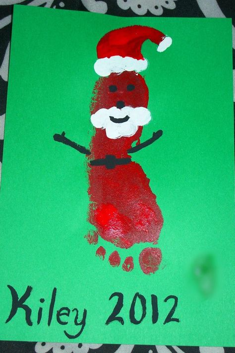 Foot Print Santa Claus Santa Footprint Craft, Footprint Santa, Daycare Door Ideas, Santa Footprints, Santa Handprint, Santa Claus Crafts, Art For Christmas, Classroom Christmas Decorations, Room Crafts