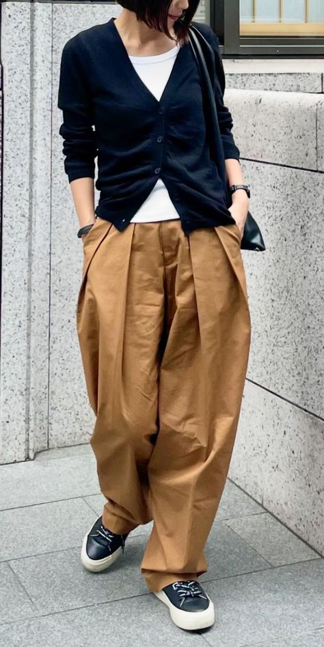 Relaxed Street Style, Simple Chic Outfits, Japanese Minimalist Fashion, Cosy Outfit, 일본 패션, What Was I Thinking, Mixing Colors, Simple Wardrobe, Army Pants