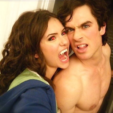 Damon Y Elena, Ian E Nina, Tvd Cast, Vampire Diaries Memes, Ian Joseph Somerhalder, Ian Somerhalder Vampire Diaries, Vampire Diaries Poster, Damon Salvatore Vampire Diaries, Vampier Diaries