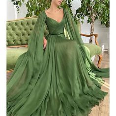 Olive Gown, Dress Tips, Soiree Dress, Royal Dresses, Effortless Fashion, Evening Gowns Elegant, Prom Dresses Vintage, Pretty Prom Dresses, Fantasy Dress