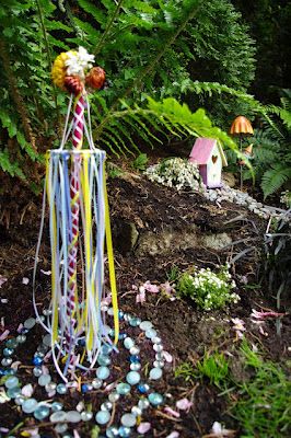 May Day Decorations, Maypole Diy, Diy Maypole, May Day Crafts, Fairy Village, Fairy Furniture, Faeries Gardens, Deco Nature, May Days