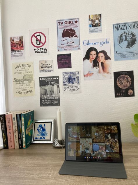 Gilmore Girls Poster, Loft Beds For Teens, Future Bedroom Ideas, Dream Bedroom Inspiration, Girl Desk, Downtown Apartment, Dorm Room Designs, Poster Bedroom, Desk Inspo