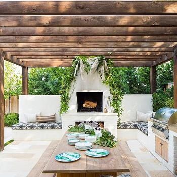 Lush Vines On Pergola Design Ideas - Page 5 Design Per Patio, Location Scouting, Backyard Fireplace, Outdoor Dining Room, Outdoor Dining Spaces, Open Living, Backyard Remodel, Backyard Inspo, Table Chairs