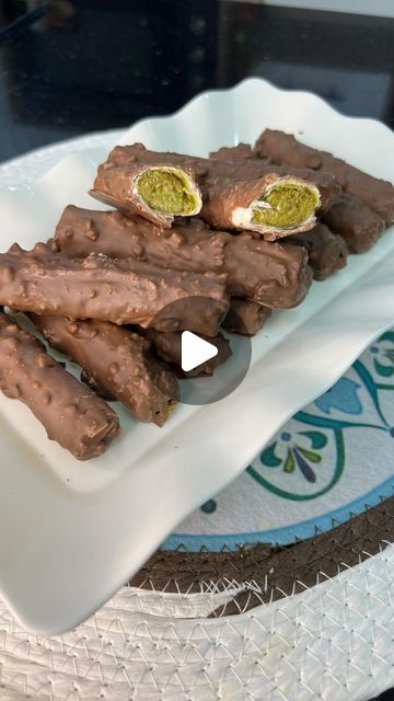 Dubai Chocolate Recipe, Dubai Chocolate Bar, Lebanese Desserts Recipes, Dubai Dessert, Lebanese Sweets, Chocolate Dome, Dubai Chocolate, Lebanese Desserts, Chocolate Bar Recipe