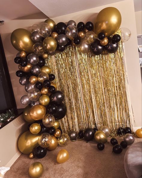 Masquerade Ball School Dance, Masquerade Hoco Theme, Met Gala Decorations Party Planning, Masquerade Bday Party, Midnight Masquerade Prom Theme, Met Gala Themes Party Decorations, Prom Dinner Decoration Ideas, Met Gala Themed Birthday Party, Masquerade Theme Party Decorations