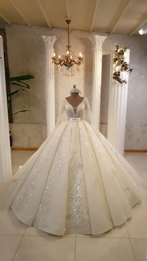 Wedding Dresses Old Money, Plus Wedding Dresses, Extravagant Wedding, Royal Wedding Dress, Dressy Casual Outfits, Fancy Wedding Dresses, Luxury Lifestyle Dreams, Cute Prom Dresses, Princess Wedding Dresses