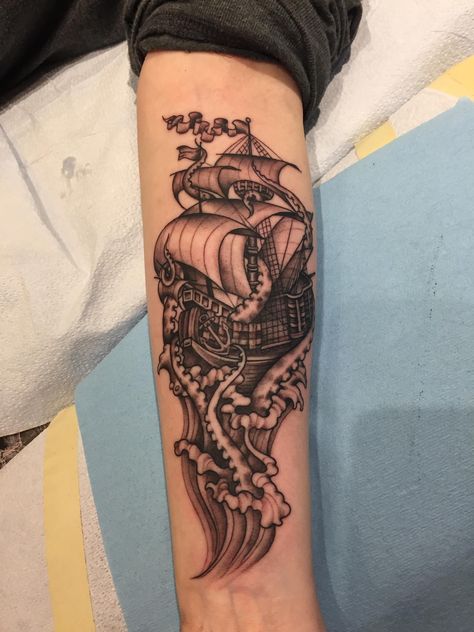 A Kraken attack by Siobhan at Under the Needle in Seattle, WA Seattle Needle, Tattoo Around Arm, Kraken Tattoo, Awesome Tattoos, Tattoo Sleeve Designs, Tattoo Sleeve, Sleeve Tattoo, First Tattoo, Wedding Floral