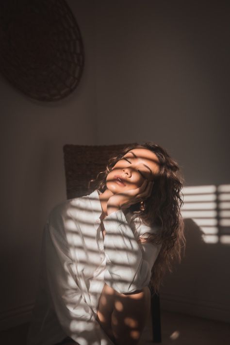 Indoor Shoots Woman, Homey Photoshoot Ideas, Lowlight Photoshoot, Gloomy Day Photoshoot, Indoor Shoot Ideas Women, Western Poses, Indoor Photoshoot Ideas, Backlight Photography, Photography 90s