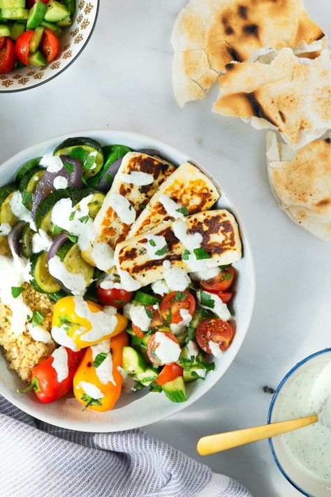 Halloumi Salad, Grilled Halloumi, Veggie Bowl, How To Cook Quinoa, Grilled Vegetables, Weeknight Meals, Soup And Salad, Healthy Cooking, Doterra