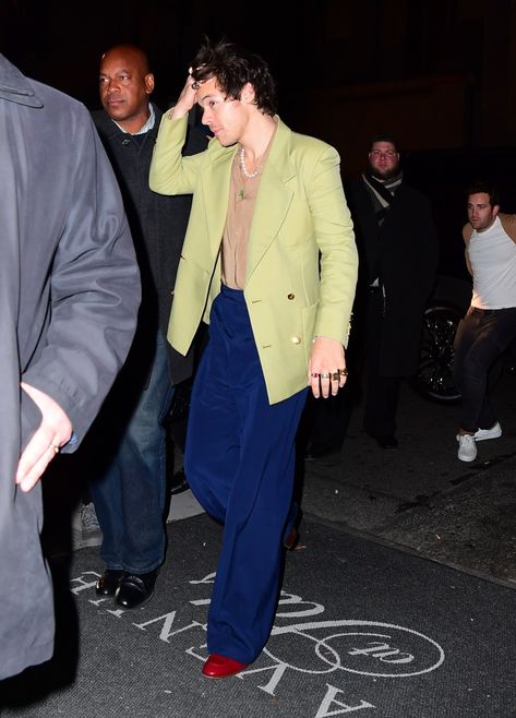 Harry Styles Street Style, Harry Styles Fits, Harry Styles Suits, Harry Styles Clothes, Harry Outfits, Harry Styles Songs, Harry Styles Outfit, Green Blazer, Mr Style