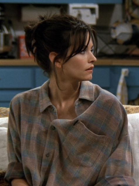 Monica Hairstyles, Monica Friends, 90s Inspired Outfits, Friends Moments, Monica Geller, 90s Hairstyles, Emma Roberts, Friend Outfits, Friends Tv Show