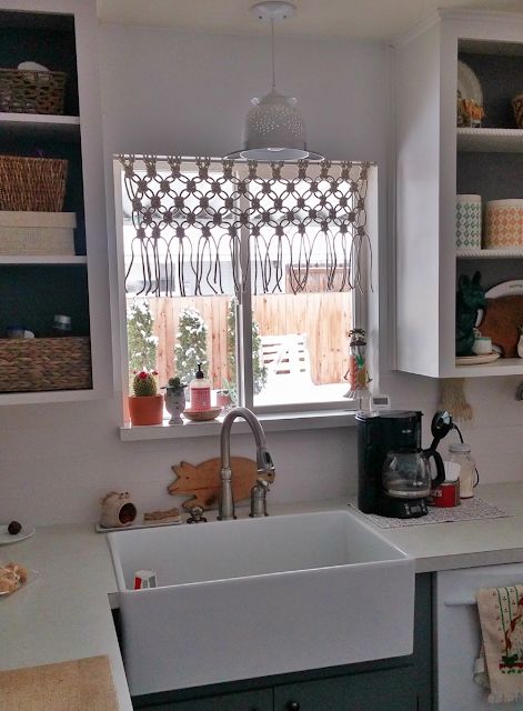 DIY Macrame Kitchen Curtain Kitchen Curtains Diy, Macrame Kitchen, Macrame Window, Macrame Window Curtain, Diy Valance, Clutter Free Kitchen, Makramee Diy, Macrame Curtain, Kitchen Curtain