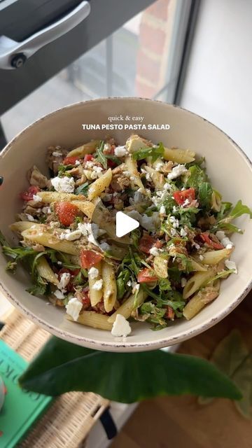 cerys roberts on Instagram: "tuna pesto pasta salad with feta 🥗 550 cals 40g protein recipe serves 1: 60g dry penne 110g drained tuna steak 20g pesto a drizzle of chilli oil 20g feta cheese rocket cherry tomatoes 1 tsp oregano salt & pepper to taste quick and easy lunches are my go to !! super nutritious, tasty and filling 🫶🏻 you could also meal prep this and store it in the fridge for lunches for the week !! #healthyeating #recipeoftheday #recipe #highprotein #healthyfood #balancedmeals #mealprep #mealplan #caloriecounting" Tuna Pesto Pasta, Pasta Salad With Feta, Protein Pasta Salad, Lunches For The Week, 40g Protein, Feta Pasta Salad, Oregano Salt, Tuna Steak, Protein Recipe