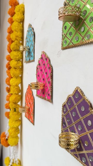 Jharokha Designs Diy, Rajasthani Decoration Ideas Diy, Diwali Outdoor Decor, Festive Wall Decoration Ideas, Home Decor Ideas For Festival, Graha Pravesh Decoration, How To Decorate Mandir At Home, Diy Wedding Wall Decor, Real Flower Toran Designs Doors