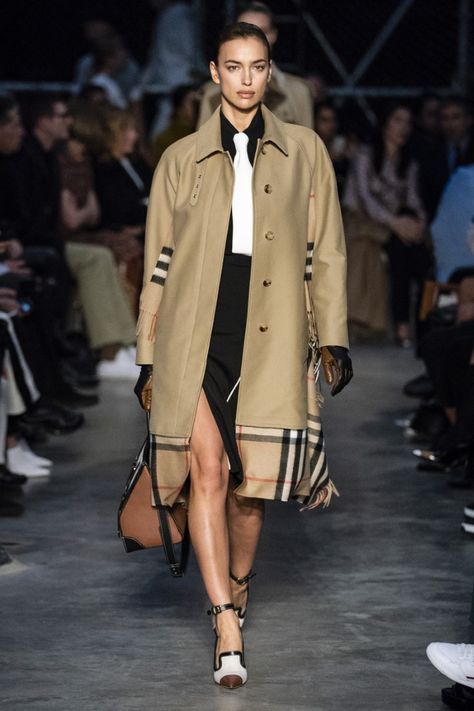 Burberry Fall Winter 2019 - London Fashion Week Burberry Street Style, Burberry Trenchcoat, Burberry Print, Mode Editorials, London Fashion Weeks, Burberry Trench Coat, Burberry Prorsum, Classic Coats, Irina Shayk