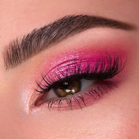 Bright Pink Makeup Looks Eyeshadows, Fuchsia Pink Makeup, Fuchsia Pink Eye Makeup, Bright Eye Shadow Looks, Hot Pink Makeup Aesthetic, Fushia Eyeshadow Looks, Hot Pink Make Up Looks, Pink Prom Eye Makeup, Makeup With Magenta Dress