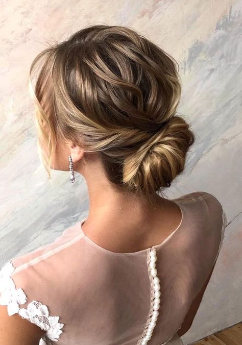 French Chignon, Messy Bun Updo, Twisted Bun, Hairstyle Simple, Hairstyle Updo, Simple Updo, Themes Wedding, Hair 101, Front Hair