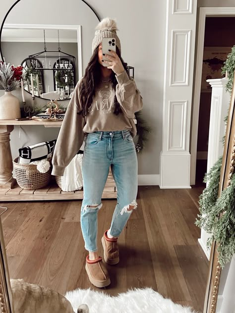 Causal Comfy Outfits, Tasman Uggs With Jeans, Tasman Ugg Outfit, Comfy Casual Winter Outfits, Uggs With Jeans, Winter Mom Outfits, Salon Attire, 100 Winter Outfits, Ugg Tasman Slippers Outfit