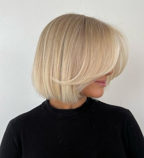 Creamy Blonde Bob with Swoopy Bangs Hairstyles With Volume, Swoopy Bangs, Shaggy Layered Bobs, Textured Hairstyles, Soft Highlights, Mid Length Bobs, Feathered Bob, Textured Lob, Bob Haircut Ideas