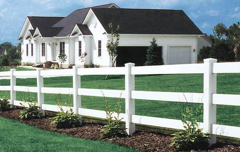 White fence <3 White Farmhouse Fence, White Yard Fence, Farmhouse Front Fence, Front Yard Farm Fence, White Rail Fence, White Farm Fence Ideas, White Fencing, White Fence Ideas, White Wooden Fence