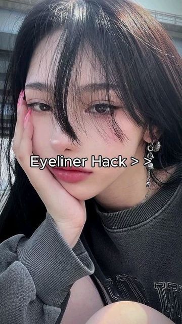 Easy Eyeliner, Asian Makeup Tutorials, Simple Makeup Tips, Simple Eyeliner, Beauty Makeup Tutorial, Makeup Tutorial Eyeliner, Makeup Artist Tips, Quick Makeup, Easy Makeup Tutorial