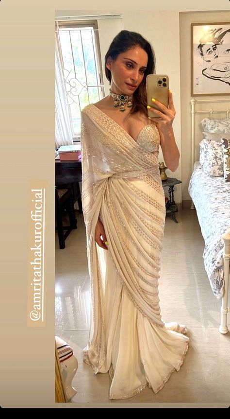 White Party Saree, Drape Saree Designer 2023, Cocktail Party Outfit Indian, Modern Saree Party Wear, Party Outfit Indian, Saree Styles Modern, Cocktail Saree, Modern Sarees, Cocktail Party Fashion