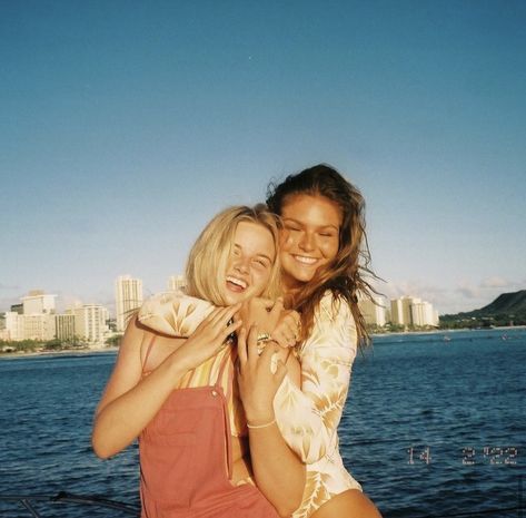 Cute Disposable Pictures, Film Aesthetic Friends, Cute Film Photos, Friend Insta Poses, Film Aesthetic Pictures, Film Camera Photos Aesthetic, Beach Pictures Digital Camera, Friends At The Beach Aesthetic, Beach Film Aesthetic