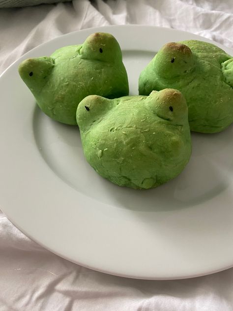 Goblincore Birthday, Frog Bread, Frog Food, Bread Sweet, Matcha Dessert, Pastel Birthday, Buns Recipe, Cute Baking, Bun Recipe