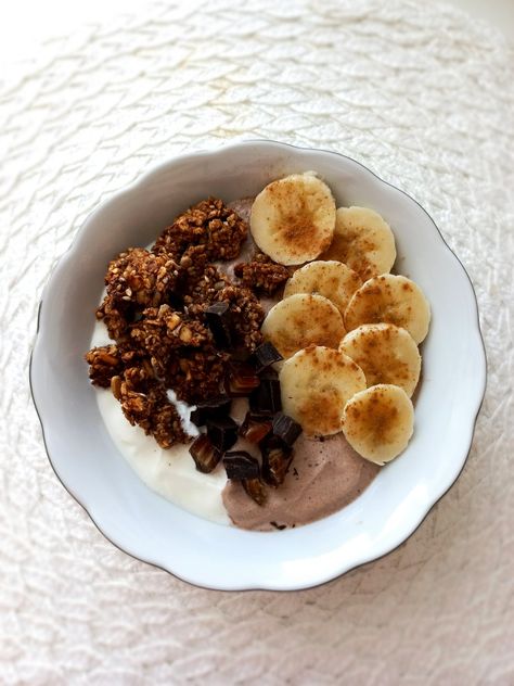 DEFINITELY my favorite!! 😍😍😋 Mix half of greek yogurt with few tsp of cacao, put into the bowl, top with banana slices smeared with pb down side, add homemade chocolate granola, chocolate chips, dates and sprinkle with cinnamon 😋 Homemade Chocolate Granola, Granola Chocolate, Banana Slices, Chocolate Granola, Natural Yogurt, Yogurt Bowl, Banana Slice, Street Style Outfits Men, Vegetarian Food