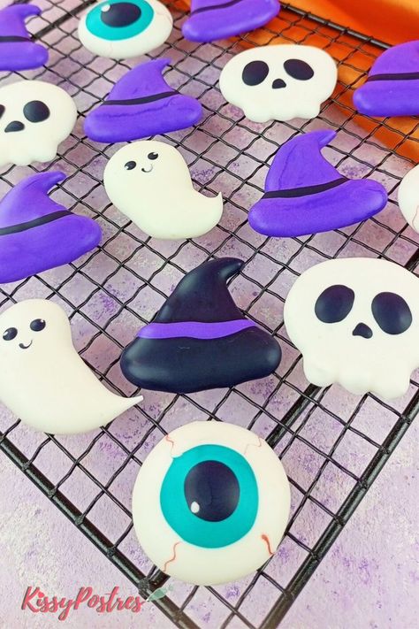 Imagen: Suspiros de Halloween con merengue suizo. Un toque festivo para tus celebraciones de Halloween. #Halloween #RecetasDulces Meringue Cookies, Meringue, Halloween