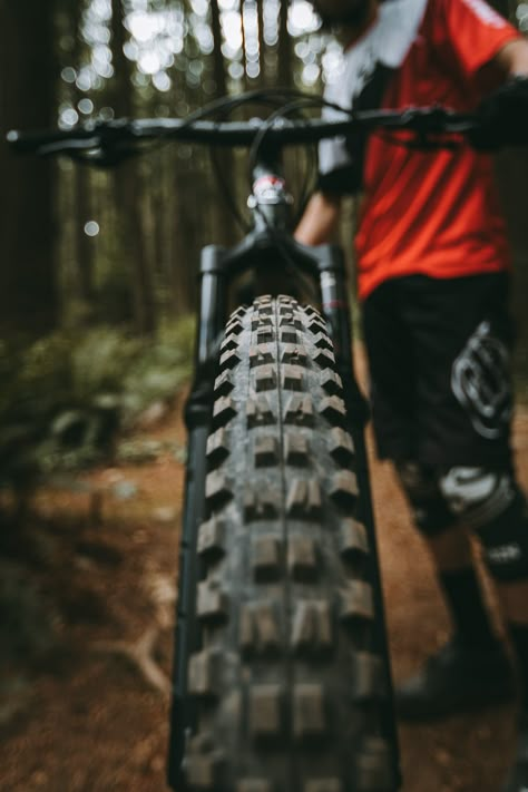 Mountain Bike Pictures, Mtb Photography Ideas, Mountain Bike Photoshoot, Bicycle Photography Photo Ideas, Bike Photography Ideas, Cycling Photography Photo Ideas, Sports Photography Aesthetic, Bike Pictures Photo Ideas, Mountain Bike Aesthetic