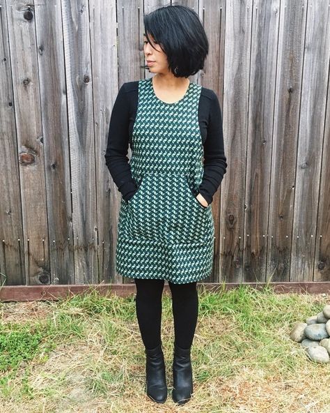 A sewing pattern review for Helen's Closet York Pinafore. Pattern reviews help sewers choose the right patten so that they have success with their... York Pinafore, Granny Chic Fashion, Pinafore Pattern, Sewing Projects Free, Plus Size Sewing, The Fold Line, Handmade Wardrobe, Indie Sewing Patterns, Tunic Pattern