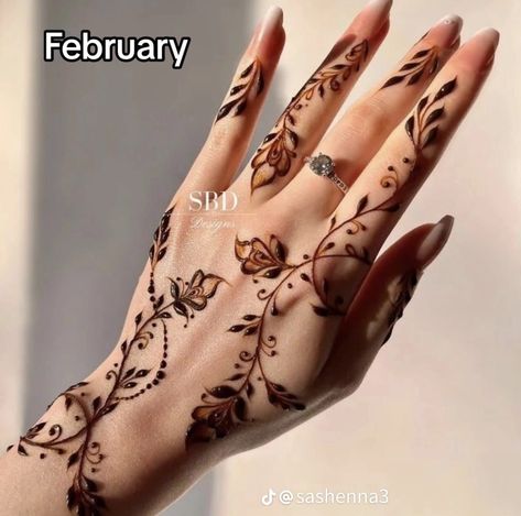 Halal Tattoos, Wedding Pelamin, Mendhi Patterns, Henna Aesthetic, Pakistani Henna Designs, Henna Crown, Crown Tattoos For Women, Elegant Henna, Crown Tattoos