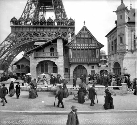 Hosting the World's Fair for the fourth time in 1889, the main attraction was the newly finished Eiffel Tower. Its arch served as the entranceway to the expo. Torre Eiffel Paris, Vintage Foto's, History Photography, Vintage History, Gustave Eiffel, Old Paris, Paris Images, Paris Vintage, Paris Photo